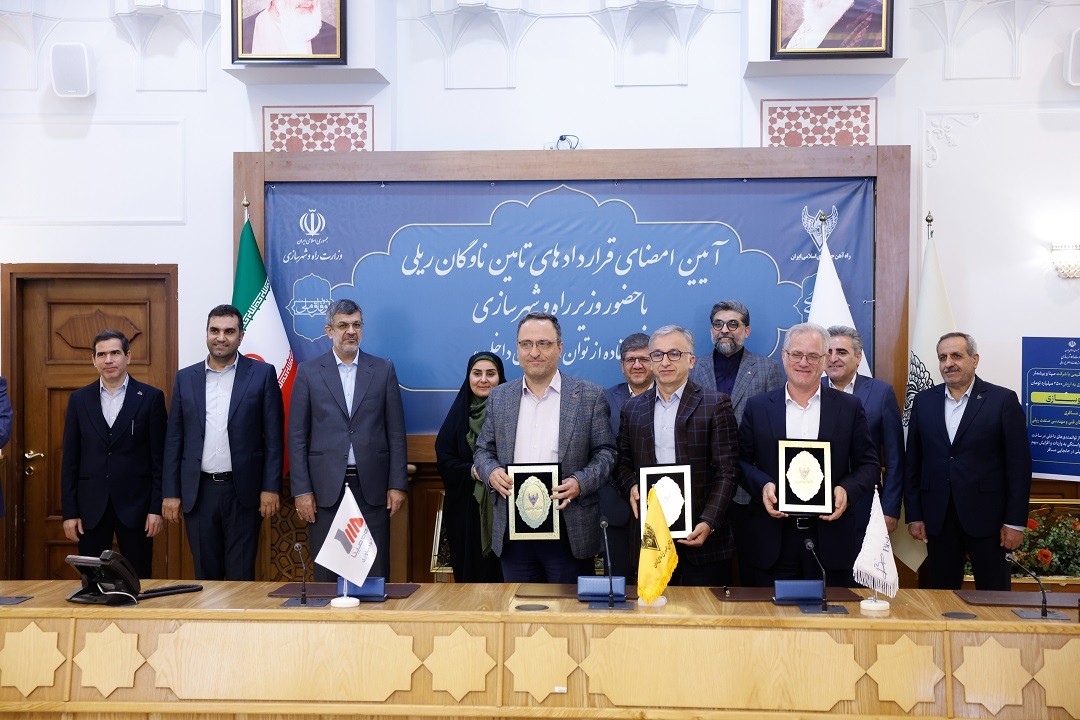 امضای بزرگترین قرارداد خرید لکوموتیو تولید داخل و بازسازی لکوموتیوهای مسافری با حضور وزیر راه و شهرسازی