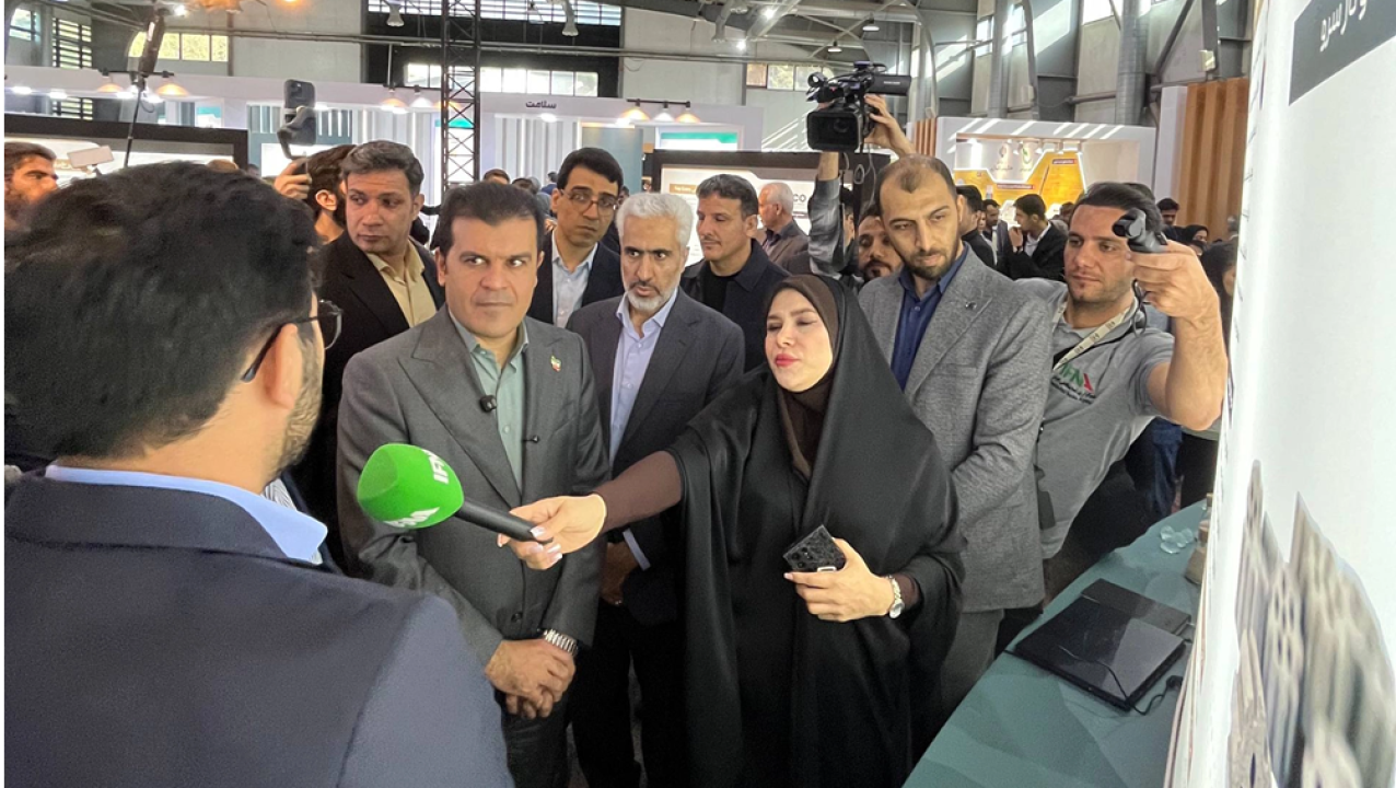 بازدید معاون علمی، فناوری و اقتصاد دانش‌بنیان ریاست‌جمهوری از غرفه شرکت نفت و گاز سرو در نمایشگاه «فر ایران»