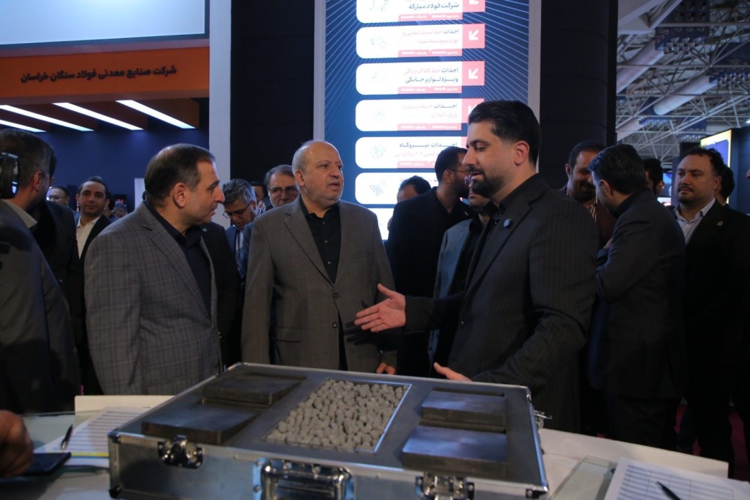بازدید دکتر هدایت مدیرعامل شرکت سرمایه گذاری غدیر از غرفه فولاد غدیر نی‌ریز