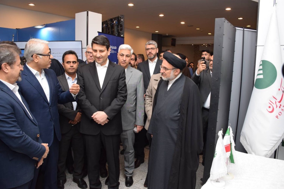 حضور وزیر ارتباطات در غرفه پست‌بانک ایران