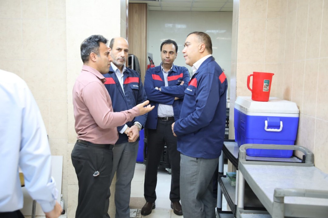 بازدید قائم مقام شرکت از روند خدمات‌ دهی رستوران شماره ۱ و تمجید از تلاش کارکنان بخش خدمات