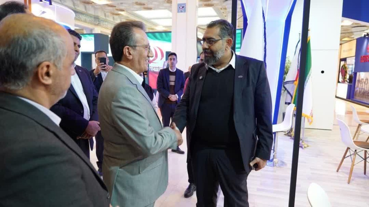 بازدید معاون وزیر راه و شهرسازی از غرفه شرکت بازرگانی و خدمات بندری ایران